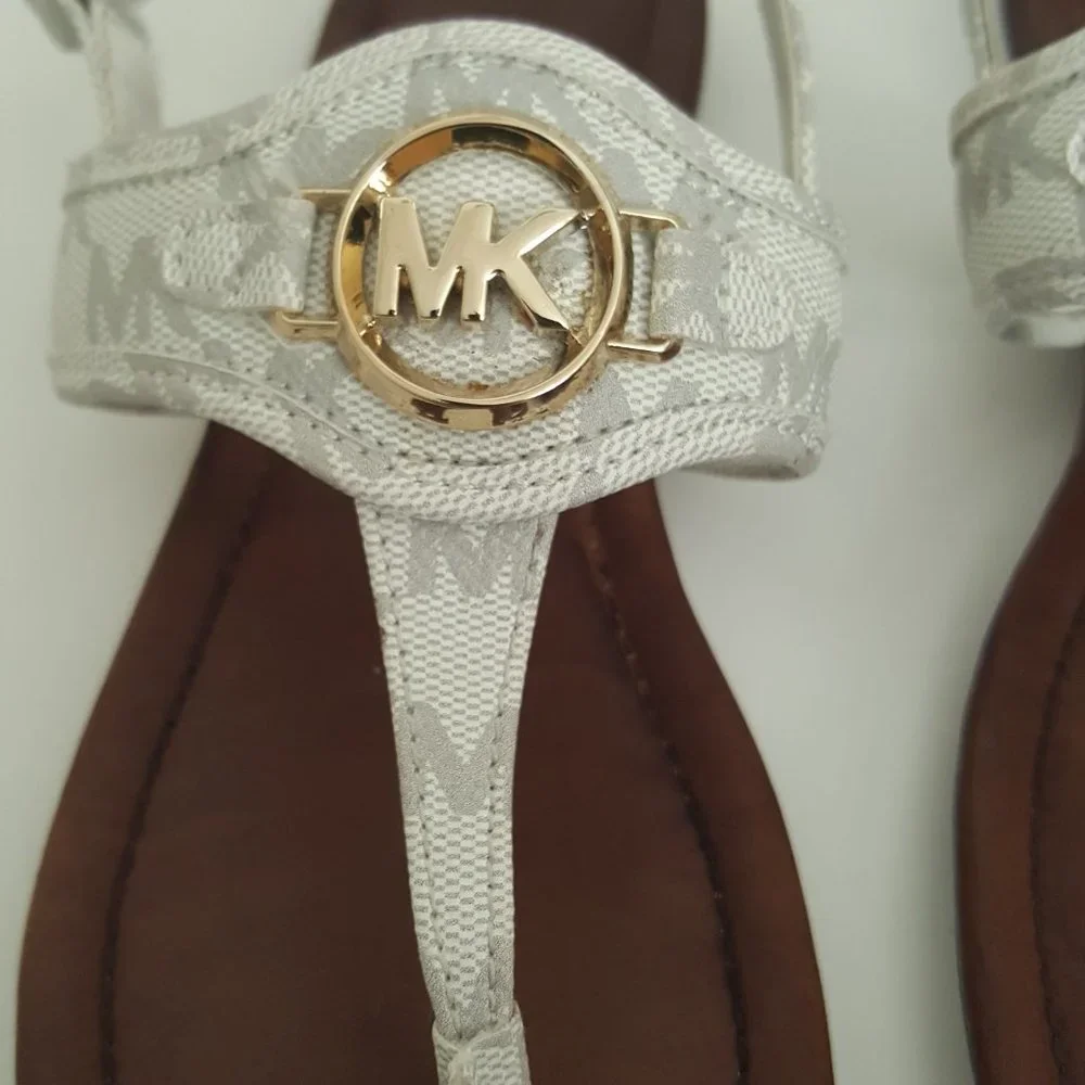 Girl's MICHAEL KORS MK Logo Plate White Thong Sandals Size 4 - Picture 8 of 13